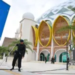 Personel Gegana Unti Jibom Brimob Polda SUlteng memeriksa kolong genset di halaman Masjid Raya Baitul Khairaat Palu, Jumat (20/3/2026). (©bmzIMAGES/Basri Marzuki)