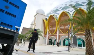 Menyisir Sudut Masjid Baitul Khairaat Demi Idul Fitri yang Aman dan Khidmat