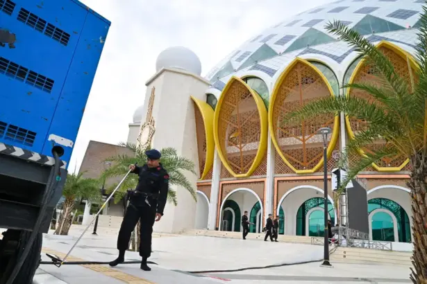 Personel Gegana Unti Jibom Brimob Polda SUlteng memeriksa kolong genset di halaman Masjid Raya Baitul Khairaat Palu, Jumat (20/3/2026). (©bmzIMAGES/Basri Marzuki)