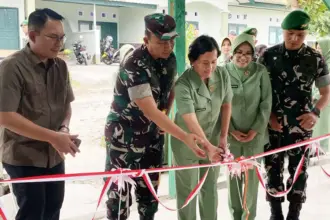 Danrem 132/Tdl) Brigjen TNI Deni Gunawan menggunting pita menandai peresmian TK dan mess di lingkungan Yonif 714/Sintuwu Maroso, Poso, Kamis (19/3/2026). (©Penrem 132/Tdl)