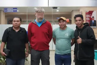 Vlad Alexandru Tataru (kedua kiri), WAN Jerman dideportasi oleh Imigrasi Palu, Senin 23/3/2026). (©DItjen Imigrasi Palu)