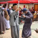 Warga keturunan Arab menari pad atradisi Iwwadh di palu, Minggu (22/1/2026). (©bmzIMAGES/Basri Marzuki)