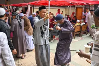 Warga keturunan Arab menari pad atradisi Iwwadh di palu, Minggu (22/1/2026). (©bmzIMAGES/Basri Marzuki)