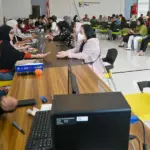 Kepala KPP Pratama Palu Tommy Yulianto (kedua kiri) bersama Kasi Pelayanan, Edy Prasetyo (kiri) turun langsung melayani wajib pajak yang akan melaporkan SPT Tahunannya di Aula KPP Pratama Palu, Jumat (27/3/2026). (©bmzIMAGES/Basri Marzuki)
