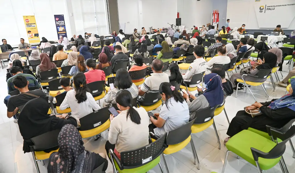 Sejumlah wajib pajak menunggu giliran untuk melaporkan SPT Tahunannya di Aula KPP Pratama Palu, Jumat (27/3/2026). (©bmzIMAGES/Basri Marzuki)