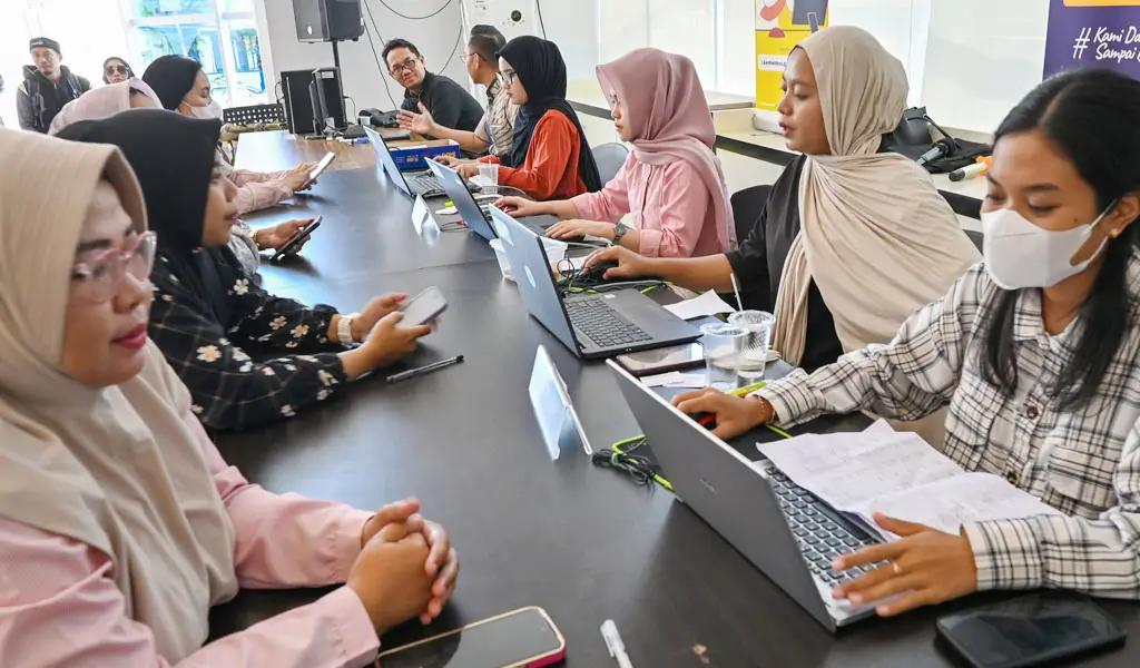 Sejumlah petugas melayani wajib pajak yang melaporkan SPT Tahunannya di Aula KPP Pratama Palu, Jumat (27/3/2026). (©bmzIMAGES/Basri Marzuki)