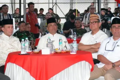 Pangdam XXIII/Palaka wira, Mayjen TNI J. Binsar P. Sianipar (tengah) bersama Kapolda Sulteng Irjen Pol Endi Sutendi dan unsur Forkopimda lainnya pada bukapuasa bersama di Makodam Palaka Wira Palu, Rabu (4/3/2026). (©Pendam23/PW)