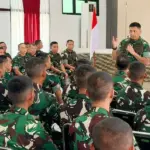 Pangdam XXIII/Palaka Wira, Mayjen TNI J. Binsar Parluhutan Sianipar memberikan pengarahan kepad apersonel Yonif TP 917/KMM dan 918/MM di Palu, Minggu (8/3/2026). (©Pendam23/PW)