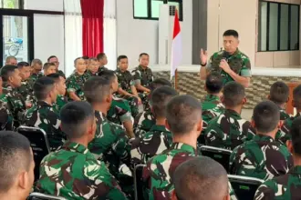 Pangdam XXIII/Palaka Wira, Mayjen TNI J. Binsar Parluhutan Sianipar memberikan pengarahan kepad apersonel Yonif TP 917/KMM dan 918/MM di Palu, Minggu (8/3/2026). (©Pendam23/PW)