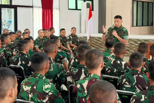 Pangdam XXIII/Palaka Wira, Mayjen TNI J. Binsar Parluhutan Sianipar memberikan pengarahan kepad apersonel Yonif TP 917/KMM dan 918/MM di Palu, Minggu (8/3/2026). (©Pendam23/PW)
