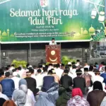 Prajurit dan warga mendengarkan khutbah usai shalat Idul Fitri di makodam XXIII/Palaka Wira, Sabtu (21/3/2026). (©Pendam 23/PW)