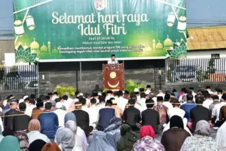 Prajurit dan warga mendengarkan khutbah usai shalat Idul Fitri di makodam XXIII/Palaka Wira, Sabtu (21/3/2026). (©Pendam 23/PW)