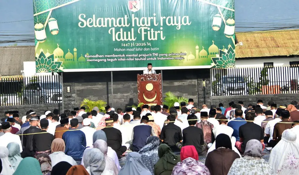 Prajurit dan Warga Shalat Id Bersama di Makodam XXIII/Palaka Wira