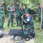 Danrem 132/Tadulako Brigjen TNI Deni Gunawan mengecek senjata pada latihan pratugas Satgas Pamtas RI-PNG di Poso, Jumat (13/3/2026). (©Penrem132/Tdl)