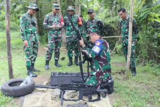 Danrem 132/Tadulako Brigjen TNI Deni Gunawan mengecek senjata pada latihan pratugas Satgas Pamtas RI-PNG di Poso, Jumat (13/3/2026). (©Penrem132/Tdl)