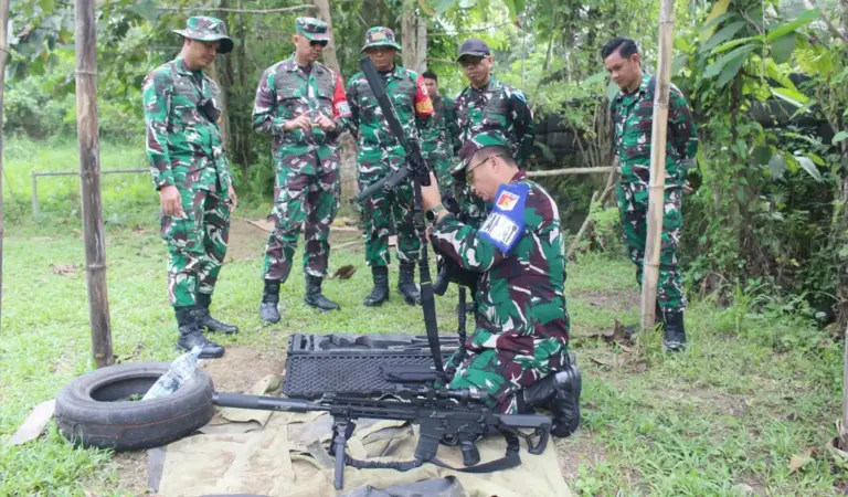 Danrem 132/Tadulako Brigjen TNI Deni Gunawan mengecek senjata pada latihan pratugas Satgas Pamtas RI-PNG di Poso, Jumat (13/3/2026). (©Penrem132/Tdl)