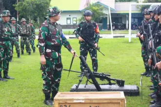 Danrem 132/Tadulako Brigjen TNI Deni Gunawan pada pembukaan Latihan Proglatsi Satgas Sistem Blok (PSSB) Satgas Pamtas RI–PNG Yonif 714/Sintuwu Maroso di Poso, Kamis (5/3/2026). (©Penrem_132/Tdl)