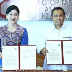 Pjs Wakil Ketua Dewan Komisioner OJK, Friderica Widyasari Dewi dan Kepala Bareskrim Polri, Komjen Pol Syahardiantono menunjukkan naskah PKS usai diteken di Jakarta, Selasa (3/3/2026). (©OJK)