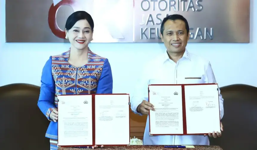 Pjs Wakil Ketua Dewan Komisioner OJK, Friderica Widyasari Dewi dan Kepala Bareskrim Polri, Komjen Pol Syahardiantono menunjukkan naskah PKS usai diteken di Jakarta, Selasa (3/3/2026). (©OJK)