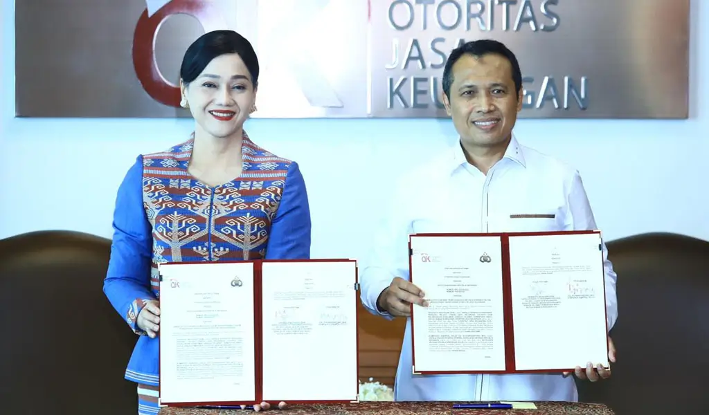 Pjs Wakil Ketua Dewan Komisioner OJK, Friderica Widyasari Dewi dan Kepala Bareskrim Polri, Komjen Pol Syahardiantono menunjukkan naskah PKS usai diteken di Jakarta, Selasa (3/3/2026). (©OJK)
