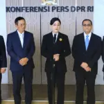 Lima calon Anggota Dewan Komisioner OJK, dari kiri ke kanan: Kepala Eksekutif Pengawas Inovasi Teknologi Sektor Keuangan, Aset Keuangan Digital, dan Aset Kripto, Adi Budiarso; Wakil Ketua Dewan Komisioner OJK, Hernawan Bekti Sasongko; Ketua Dewan Komisioner OJK, Friderica Widyasari Dewi; Kepala Eksekutif Pengawas Pasar Modal, Keuangan Derivatif, dan Bursa Karbon, Hasan Fawzi; dan Kepala Eksekutif Pengawas Perilaku Pelaku Usaha Jasa Keuangan, Edukasi, dan Pelindungan Konsumen, Dicky Kartikoyono. (©OJK)