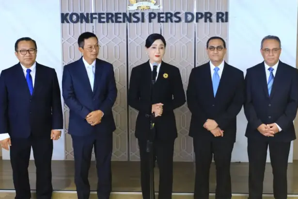 Lima calon Anggota Dewan Komisioner OJK, dari kiri ke kanan: Kepala Eksekutif Pengawas Inovasi Teknologi Sektor Keuangan, Aset Keuangan Digital, dan Aset Kripto, Adi Budiarso; Wakil Ketua Dewan Komisioner OJK, Hernawan Bekti Sasongko; Ketua Dewan Komisioner OJK, Friderica Widyasari Dewi; Kepala Eksekutif Pengawas Pasar Modal, Keuangan Derivatif, dan Bursa Karbon, Hasan Fawzi; dan Kepala Eksekutif Pengawas Perilaku Pelaku Usaha Jasa Keuangan, Edukasi, dan Pelindungan Konsumen, Dicky Kartikoyono. (©OJK)