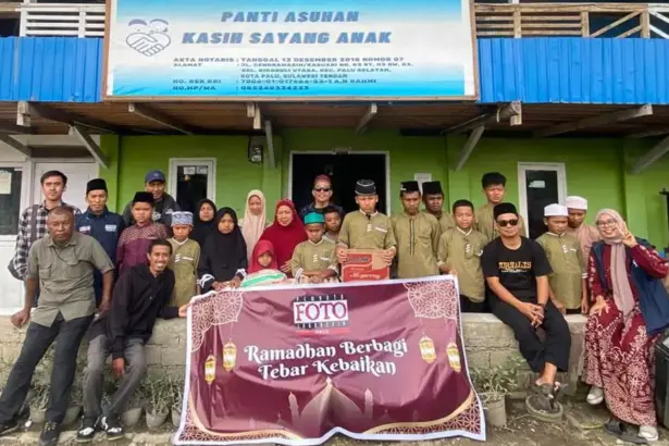 Foto bersama pengurus PFI Palu dan santri Panti Asuhan Kasih Sayang di palu, Kamis (12/3/2026). (©PFI Palu)