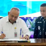 Kepala Perwakilan BPK Sulteng, I Putu Wisudhantara menekan berita acara penemaaan LKPD dari Wali Kota Palu, Hadianto Rasyid di Palu, Senin (30/3/2026). (©Prokopim Setda Kota Palu/Iwan)