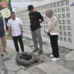 Wali Kota Hadianto mengamati trotoar di Jalan Suiprapto Palu, Senin (23/3/2026). (©Prokopim Setda Kota Palu/Imron)