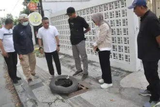 Wali Kota Hadianto mengamati trotoar di Jalan Suiprapto Palu, Senin (23/3/2026). (©Prokopim Setda Kota Palu/Imron)