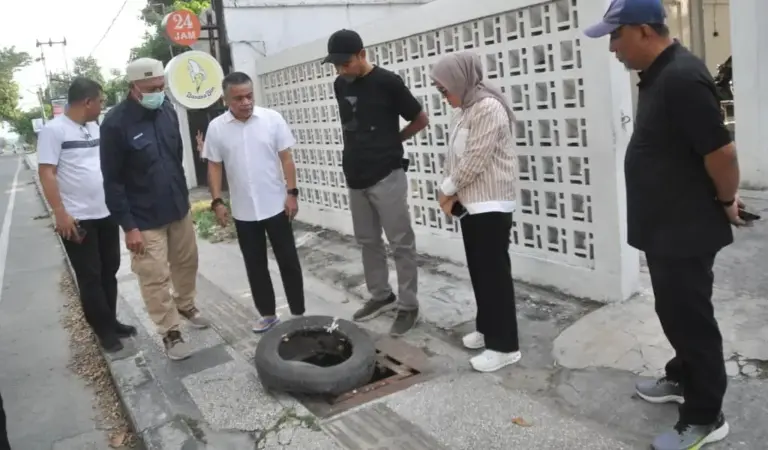 Wali Kota Hadianto mengamati trotoar di Jalan Suiprapto Palu, Senin (23/3/2026). (©Prokopim Setda Kota Palu/Imron)