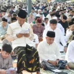 Wali Kota Palu, Hadianto Rasyid (ketiga kiri) bersama Gubernur Sulteng periode 2021-2024, Rusdy Mastura membaca naskah khutbah tertulis usai melaksanakan shalat Id di Lapangan Vatulemo Palu, Sabtu (21/3/2026). (©Prokopim Setda Kota Palu/Jufri)