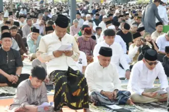 Wali Kota Palu, Hadianto Rasyid (ketiga kiri) bersama Gubernur Sulteng periode 2021-2024, Rusdy Mastura membaca naskah khutbah tertulis usai melaksanakan shalat Id di Lapangan Vatulemo Palu, Sabtu (21/3/2026). (©Prokopim Setda Kota Palu/Jufri)