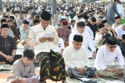 Wali Kota Palu, Hadianto Rasyid (ketiga kiri) bersama Gubernur Sulteng periode 2021-2024, Rusdy Mastura membaca naskah khutbah tertulis usai melaksanakan shalat Id di Lapangan Vatulemo Palu, Sabtu (21/3/2026). (©Prokopim Setda Kota Palu/Jufri)