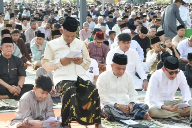 Wali Kota Palu, Hadianto Rasyid (ketiga kiri) bersama Gubernur Sulteng periode 2021-2024, Rusdy Mastura membaca naskah khutbah tertulis usai melaksanakan shalat Id di Lapangan Vatulemo Palu, Sabtu (21/3/2026). (©Prokopim Setda Kota Palu/Jufri)
