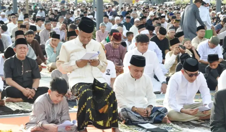 Wali Kota Palu, Hadianto Rasyid (ketiga kiri) bersama Gubernur Sulteng periode 2021-2024, Rusdy Mastura membaca naskah khutbah tertulis usai melaksanakan shalat Id di Lapangan Vatulemo Palu, Sabtu (21/3/2026). (©Prokopim Setda Kota Palu/Jufri)