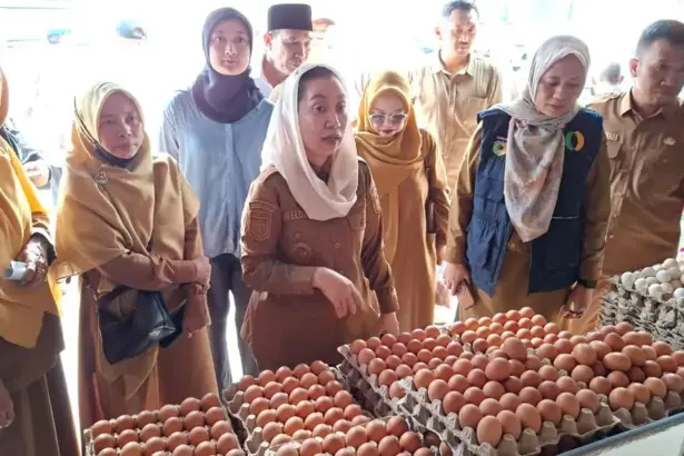Wawali Imelda pada sidak bahan pangan di pasar Masomba Palu, Selasa (3/3/2026). (©Prokopim Setda Kota Palu/Jufri)