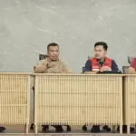 Plt. Asisten Bidang Perekonomian dan Pembangunan Setda Kota Palu, Rahmad Mustafa (kedua kiri) bersama Pertamina Patra Niaga, Hismwana Migas, dan SPBU pad apertemuan koordinasi tentang distribusi dan stok BBM jelang lebaran Idul Fitri di palu, amis (19/3/2026). (©PotretCelebes)