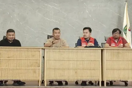 Plt. Asisten Bidang Perekonomian dan Pembangunan Setda Kota Palu, Rahmad Mustafa (kedua kiri) bersama Pertamina Patra Niaga, Hismwana Migas, dan SPBU pad apertemuan koordinasi tentang distribusi dan stok BBM jelang lebaran Idul Fitri di palu, amis (19/3/2026). (©PotretCelebes)