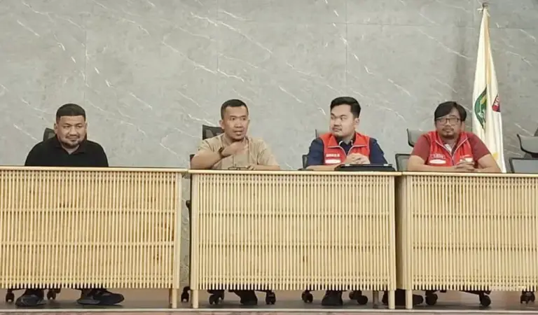 Plt. Asisten Bidang Perekonomian dan Pembangunan Setda Kota Palu, Rahmad Mustafa (kedua kiri) bersama Pertamina Patra Niaga, Hismwana Migas, dan SPBU pad apertemuan koordinasi tentang distribusi dan stok BBM jelang lebaran Idul Fitri di palu, amis (19/3/2026). (©PotretCelebes)