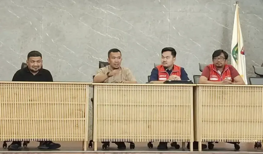 Plt. Asisten Bidang Perekonomian dan Pembangunan Setda Kota Palu, Rahmad Mustafa (kedua kiri) bersama Pertamina Patra Niaga, Hismwana Migas, dan SPBU pad apertemuan koordinasi tentang distribusi dan stok BBM jelang lebaran Idul Fitri di palu, amis (19/3/2026). (©PotretCelebes)