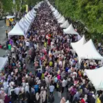 Foto udara ribuan warga memadati Jalan Sam Ratulangi depan kantor Gubernur Sulteng dalam rangkaian buka puasa bersama Sulteng Nambaso di Palu, Jumat (6/3/2026). (©bmzIMAGES/Bari Marzuki)