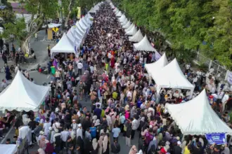 Foto udara ribuan warga memadati Jalan Sam Ratulangi depan kantor Gubernur Sulteng dalam rangkaian buka puasa bersama Sulteng Nambaso di Palu, Jumat (6/3/2026). (©bmzIMAGES/Bari Marzuki)