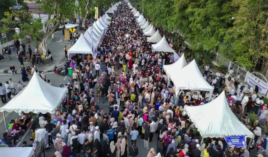 Foto udara ribuan warga memadati Jalan Sam Ratulangi depan kantor Gubernur Sulteng dalam rangkaian buka puasa bersama Sulteng Nambaso di Palu, Jumat (6/3/2026). (©bmzIMAGES/Bari Marzuki)