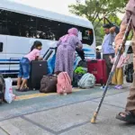 Warga bersiap menaiki bus pada program mudik gratis di Palu, Senin (16/3/2026). (©bmzIMAGES/Basri Marzuki)