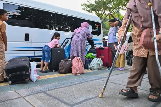 Warga bersiap menaiki bus pada program mudik gratis di Palu, Senin (16/3/2026). (©bmzIMAGES/Basri Marzuki)