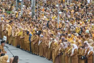 Gubernur Sulteng Anwar Hafid (kiri) pada apel bersama di halaman Kantor Gubernur Sulteng, Senin (30/3/2026). (©bmzIMAGES/Basri Marzuki)