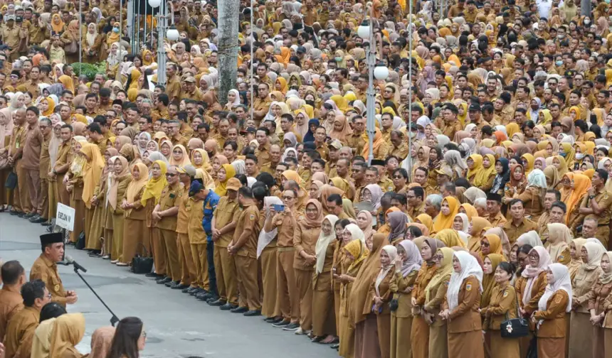 Gubernur Sulteng Anwar Hafid (kiri) pada apel bersama di halaman Kantor Gubernur Sulteng, Senin (30/3/2026). (©bmzIMAGES/Basri Marzuki)