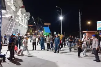 Penumpang turun dari KM Dorolonda di Pantoloan, Senin (23/3/2026). (©Humas Polda Sulteng)