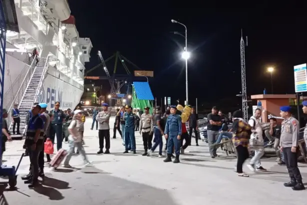 Penumpang turun dari KM Dorolonda di Pantoloan, Senin (23/3/2026). (©Humas Polda Sulteng)